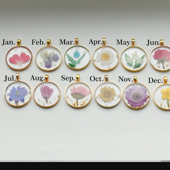 Homemade floral resin pedant - Picture 2 of 4